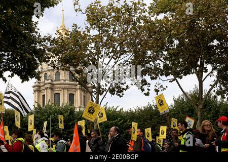 Les employés de la société française d'équipements de télécommunications Alcatel Lucent manifestent contre les plans de réduction de 10.000 emplois dans le cadre d'une tentative de réduction des coûts, à Paris, en France, le 15 octobre 2013. La société a enregistré des pertes au cours des cinq trimestres précédents et espère économiser 0,4 milliards grâce à des réductions de coûts d'ici 2015. Photo de Stephane Lemouton/ABACAPRESS.COM Banque D'Images