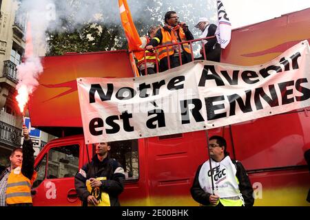 Les employés de la société française d'équipements de télécommunications Alcatel Lucent manifestent contre les plans de réduction de 10.000 emplois dans le cadre d'une tentative de réduction des coûts, à Paris, en France, le 15 octobre 2013. La société a enregistré des pertes au cours des cinq trimestres précédents et espère économiser 0,4 milliards grâce à des réductions de coûts d'ici 2015. Photo de Stephane Lemouton/ABACAPRESS.COM Banque D'Images