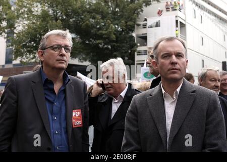 Les employés de la société française d'équipements de télécommunications Alcatel Lucent manifestent contre les plans de réduction de 10.000 emplois dans le cadre d'une tentative de réduction des coûts, à Paris, en France, le 15 octobre 2013. La société a enregistré des pertes au cours des cinq trimestres précédents et espère économiser 0,4 milliards grâce à des réductions de coûts d'ici 2015. Photo de Stephane Lemouton/ABACAPRESS.COM Banque D'Images