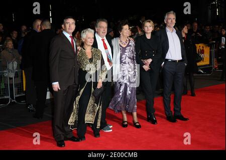 Steve Coogan, Judi Dench, Stephen Frears, Philomena Lee, Sophie Kennedy Clark et Martin Sixsmith arrivent pour la première du film Philomena dans le cadre du 57e Festival du film BFI à Odeon Leicester Square à Londres, Royaume-Uni, le 16 octobre 2013. Photo d'Aurore Marechal/ABACAPRESS.COM Banque D'Images