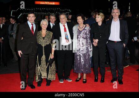 Steve Coogan, Judi Dench, Stephen Frears, Philomena Lee, Sophie Kennedy Clark et Martin Sixsmith arrivent pour la première du film Philomena dans le cadre du 57e Festival du film BFI à Odeon Leicester Square à Londres, Royaume-Uni, le 16 octobre 2013. Photo d'Aurore Marechal/ABACAPRESS.COM Banque D'Images