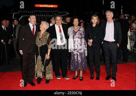 Steve Coogan, Judi Dench, Stephen Frears, Philomena Lee, Sophie Kennedy Clark et Martin Sixsmith arrivent pour la première du film Philomena dans le cadre du 57e Festival du film BFI à Odeon Leicester Square à Londres, Royaume-Uni, le 16 octobre 2013. Photo d'Aurore Marechal/ABACAPRESS.COM Banque D'Images
