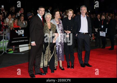 Steve Coogan, Judi Dench, Philomena Lee, Sophie Kennedy Clark et Martin Sixsmith arrivent pour la première du film Philomena dans le cadre du 57e Festival du film BFI à Odeon Leicester Square à Londres, Royaume-Uni, le 16 octobre 2013. Photo d'Aurore Marechal/ABACAPRESS.COM Banque D'Images