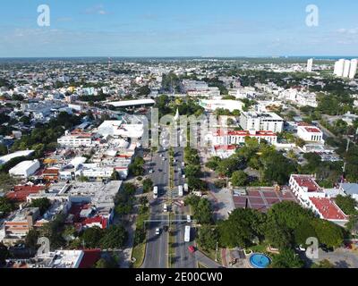 Avenida Tulum Avenue vue aérienne dans le centre-ville de Cancun, Quintana Roo QR, Mexique. Banque D'Images