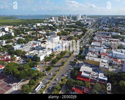 Avenida Tulum Avenue vue aérienne dans le centre-ville de Cancun, Quintana Roo QR, Mexique. Banque D'Images