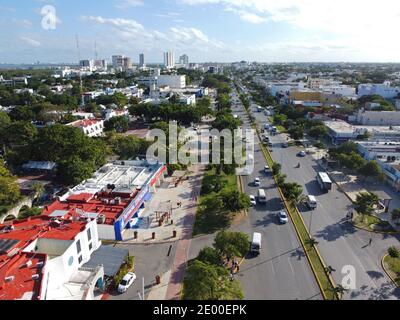 Avenida Tulum Avenue vue aérienne dans le centre-ville de Cancun, Quintana Roo QR, Mexique. Banque D'Images