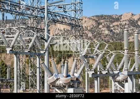 Centrale électrique avec montagnes en arrière-plan Banque D'Images