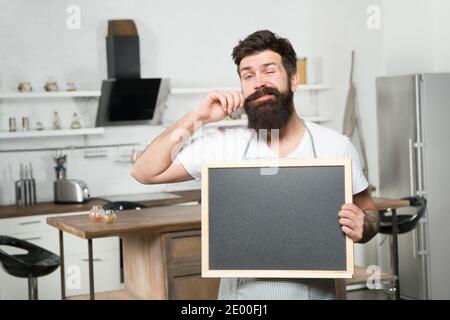 homme d'affaires mûr. barista avec moustache tient une planche pour l'espace de texte. homme barbu serveur présentant le produit. bienvenue à bord. annonce et publicité. meilleure offre ici. Donner le meilleur de nous-mêmes. Banque D'Images