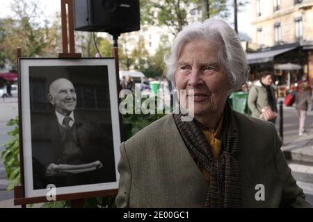 Christiane Hessel-Chabry est photographiée lors d'une cérémonie de dévoilement de la place Stephane Hessel, à Paris, France, le 21 octobre 2013. La diplomate française, membre du camp de résistance et de concentration français, Stéphane Hessel, est décédé en février 2013 à l'âge de 95 ans. Il était l'auteur de la tractus BEST-sellers 'Time for outrage!' (« Indignez-vous ! »). Publié en France en 2010, il a vendu près de 1.5 millions d'exemplaires en France et a été traduit dans de nombreuses autres langues. Photo de Stephane Lemouton/ABACAPRESS.COM Banque D'Images