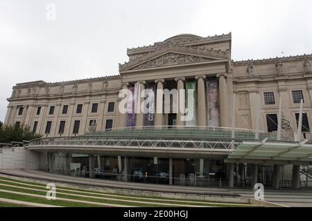 The Brooklyn Museum lors d'un aperçu de l'exposition « The Fashion World of Jean-Paul Gaultier: From trottoir to Catwalk » à New York le 23 octobre 2013. L'exposition, qui présente des mannequins grandeur nature avec des visages animés par vidéo, se déroulera du 25 octobre 2013 au 23 février 2014. Photo de Charles Guerin/ABACAPRESS.COM Banque D'Images