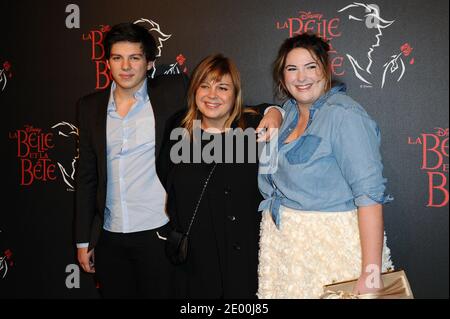 Michele Bernier et ses enfants Enzo et Charlotte Gaccio assistent à la première Disney 'la Belle et la Bete' ('Beauté et la Bête') au théâtre Mogador, à Paris, en France, le 24 octobre 2013. Photo d'Aurore Marechal/ABACAPRESS.COM Banque D'Images