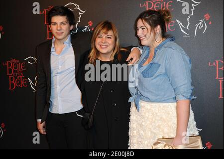 Michele Bernier et ses enfants Enzo et Charlotte Gaccio assistent à la première Disney 'la Belle et la Bete' ('Beauté et la Bête') au théâtre Mogador, à Paris, en France, le 24 octobre 2013. Photo d'Aurore Marechal/ABACAPRESS.COM Banque D'Images