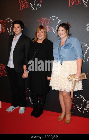 Michele Bernier et ses enfants Enzo et Charlotte Gaccio assistent à la première Disney 'la Belle et la Bete' ('Beauté et la Bête') au théâtre Mogador, à Paris, en France, le 24 octobre 2013. Photo d'Aurore Marechal/ABACAPRESS.COM Banque D'Images
