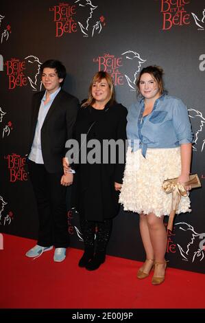 Michele Bernier et ses enfants Enzo et Charlotte Gaccio assistent à la première Disney 'la Belle et la Bete' ('Beauté et la Bête') au théâtre Mogador, à Paris, en France, le 24 octobre 2013. Photo d'Aurore Marechal/ABACAPRESS.COM Banque D'Images