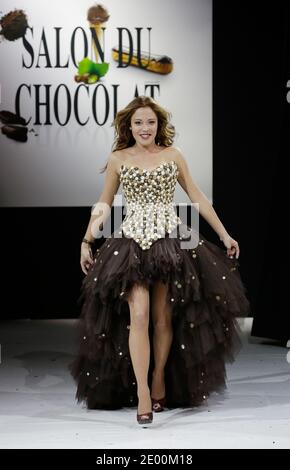 Dounia Coesens porte une création de Nicolas Fafiotte et Sébastien Bouillet faite avec du chocolat lors d'un défilé de mode à l'inauguration du 19e salon du chocolat à Paris, France, le 29 octobre 2013. Le spectacle, le plus grand salon dédié au chocolat au monde, réunit des créateurs de mode et des chocolatiers du monde entier. Photo de Jerome Domine/ABACAPRESS.COM Banque D'Images