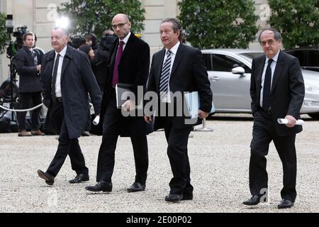 Olympique Lyonnais Président du club de football L1 Jean-Michel Aulas, Président du syndicat des clubs professionnels (UCPF) Jean-Pierre Louvel, Fédération de football (FFF) Noel le Graet arrive au palais présidentiel de l'Elysée pour une réunion entre le président et les présidents de club qui se sont concentrés sur la super taxe de 75 pour cent sur les millionnaires. le président a déclaré aujourd'hui aux chefs de football qu'il ne renverrait pas les plans d'une taxe de 75 pour cent sur les hauts revenus, Inciter les clubs à maintenir des plans de grève, à Paris, en France, le 31 octobre 2013. Photo de Stephane Lemouton/ABACAPRESS.COM Banque D'Images