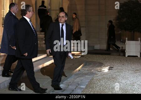 Fédération de football (FFF) Noel le Graet et le président du syndicat des clubs professionnels (UCPF) Jean-Pierre Louvel quittent le palais présidentiel de l'Elysée après une réunion entre le président et les présidents de club qui se sont concentrés sur la super taxe de 75 pour cent sur les millionnaires. le président a déclaré aujourd'hui aux chefs de football qu'il ne repenserait pas sur les plans d'un 75 pour cent d'impôt sur les salariés élevés, ce qui incite les clubs à maintenir des plans de grève, à Paris, en France, le 31 octobre 2013. Photo de Stephane Lemouton/ABACAPRESS.COM Banque D'Images