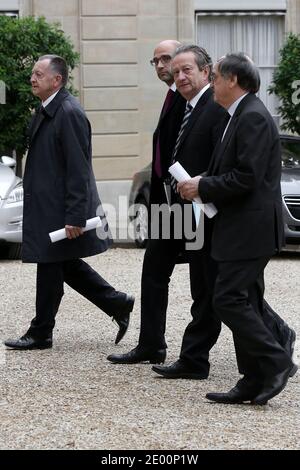 Olympique Lyonnais Président du club de football L1 Jean-Michel Aulas, Président du syndicat des clubs professionnels (UCPF) Jean-Pierre Louvel, Fédération de football (FFF) Noel le Graet arrive au palais présidentiel de l'Elysée pour une réunion entre le président et les présidents de club qui se sont concentrés sur la super taxe de 75 pour cent sur les millionnaires. le président a déclaré aujourd'hui aux chefs de football qu'il ne renverrait pas les plans d'une taxe de 75 pour cent sur les hauts revenus, Inciter les clubs à maintenir des plans de grève, à Paris, en France, le 31 octobre 2013. Photo de Stephane Lemouton/ABACAPRESS.COM Banque D'Images