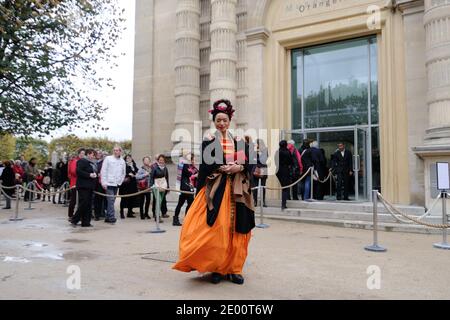 Exclusif. L'actrice péruvienne-malgache Lupe Velez arrive au Musée de l'Orangerie pour voir l'exposition 'Frida Kahlo/Diego Rivera. Art in Fusion' à Paris, France, le 04 novembre 2013. L'exposition a lieu en partenariat avec la pièce 'Frida Kahlo - attention peinture Fraiche' mise en scène et interprétée par Lupe Velez au Théâtre Dejazet. Photo d'Alban Wyters/ABACAPRESS.COM Banque D'Images