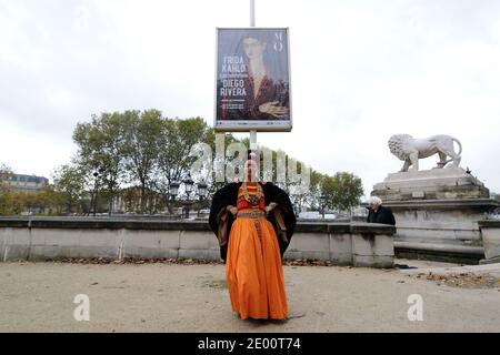 Exclusif. L'actrice péruvienne-malgache Lupe Velez arrive au Musée de l'Orangerie pour voir l'exposition 'Frida Kahlo/Diego Rivera. Art in Fusion' à Paris, France, le 04 novembre 2013. L'exposition a lieu en partenariat avec la pièce 'Frida Kahlo - attention peinture Fraiche' mise en scène et interprétée par Lupe Velez au Théâtre Dejazet. Photo d'Alban Wyters/ABACAPRESS.COM Banque D'Images