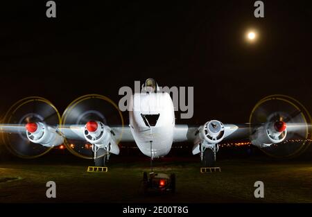 Avro Shackleton MR2 faisant tourner ses moteurs lors d'un événement à Airbase, musée de l'aviation aéronautique à l'aéroport de Coventry, Bagington, Midlands, Royaume-Uni Banque D'Images