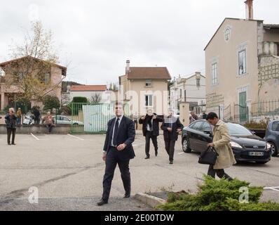 Le ministre français de la récupération industrielle et de l'Industrie alimentaire Arnaud Montebourg rencontre des travailleurs le 4 novembre 2013 lors d'une visite sur le site de la forge 'Forgital' occupée par des employés, à Chambon-Feugerolles, près de Saint-Etienne, en France. Photo de Vincent Dargent/ABACAPRESS.COM Banque D'Images