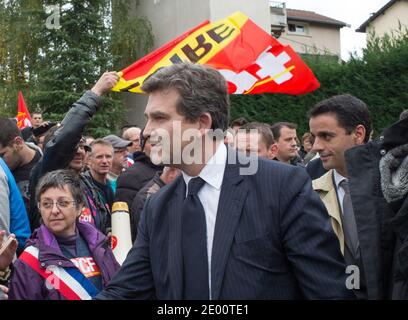 Le ministre français de la récupération industrielle et de l'Industrie alimentaire Arnaud Montebourg rencontre des travailleurs le 4 novembre 2013 lors d'une visite sur le site de la forge 'Forgital' occupée par des employés, à Chambon-Feugerolles, près de Saint-Etienne, en France. Photo de Vincent Dargent/ABACAPRESS.COM Banque D'Images