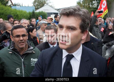 Le ministre français de la récupération industrielle et de l'Industrie alimentaire Arnaud Montebourg rencontre des travailleurs le 4 novembre 2013 lors d'une visite sur le site de la forge 'Forgital' occupée par des employés, à Chambon-Feugerolles, près de Saint-Etienne, en France. Photo de Vincent Dargent/ABACAPRESS.COM Banque D'Images