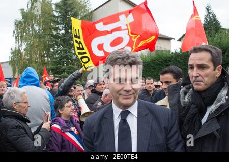 Le ministre français de la récupération industrielle et de l'Industrie alimentaire Arnaud Montebourg rencontre des travailleurs le 4 novembre 2013 lors d'une visite sur le site de la forge 'Forgital' occupée par des employés, à Chambon-Feugerolles, près de Saint-Etienne, en France. Photo de Vincent Dargent/ABACAPRESS.COM Banque D'Images