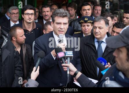 Le ministre français de la récupération industrielle et de l'Industrie alimentaire Arnaud Montebourg rencontre des travailleurs le 4 novembre 2013 lors d'une visite sur le site de la forge 'Forgital' occupée par des employés, à Chambon-Feugerolles, près de Saint-Etienne, en France. Photo de Vincent Dargent/ABACAPRESS.COM Banque D'Images