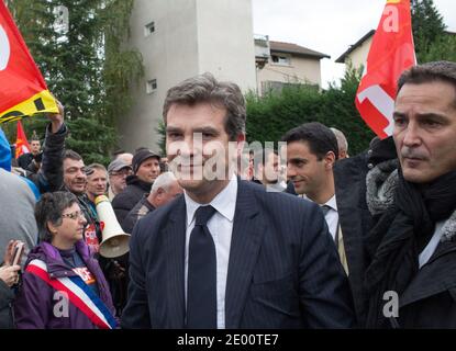 Le ministre français de la récupération industrielle et de l'Industrie alimentaire Arnaud Montebourg rencontre des travailleurs le 4 novembre 2013 lors d'une visite sur le site de la forge 'Forgital' occupée par des employés, à Chambon-Feugerolles, près de Saint-Etienne, en France. Photo de Vincent Dargent/ABACAPRESS.COM Banque D'Images