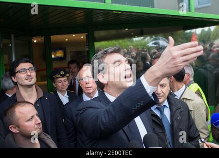 Le ministre français de la récupération industrielle et de l'Industrie alimentaire Arnaud Montebourg rencontre des travailleurs le 4 novembre 2013 lors d'une visite sur le site de la forge 'Forgital' occupée par des employés, à Chambon-Feugerolles, près de Saint-Etienne, en France. Photo de Vincent Dargent/ABACAPRESS.COM Banque D'Images