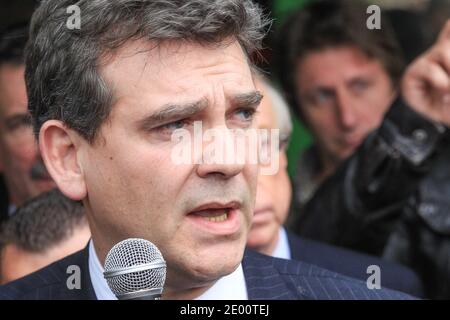 Le ministre français de la récupération industrielle et de l'Industrie alimentaire Arnaud Montebourg rencontre des travailleurs le 4 novembre 2013 lors d'une visite sur le site de la forge 'Forgital' occupée par des employés, à Chambon-Feugerolles, près de Saint-Etienne, en France. Photo de Vincent Dargent/ABACAPRESS.COM Banque D'Images