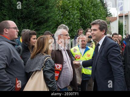 Le ministre français de la récupération industrielle et de l'Industrie alimentaire Arnaud Montebourg rencontre des travailleurs le 4 novembre 2013 lors d'une visite sur le site de la forge 'Forgital' occupée par des employés, à Chambon-Feugerolles, près de Saint-Etienne, en France. Photo de Vincent Dargent/ABACAPRESS.COM Banque D'Images