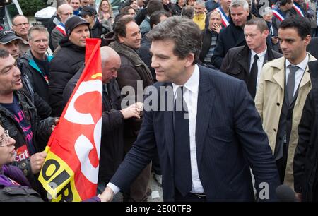 Le ministre français de la récupération industrielle et de l'Industrie alimentaire Arnaud Montebourg rencontre des travailleurs le 4 novembre 2013 lors d'une visite sur le site de la forge 'Forgital' occupée par des employés, à Chambon-Feugerolles, près de Saint-Etienne, en France. Photo de Vincent Dargent/ABACAPRESS.COM Banque D'Images