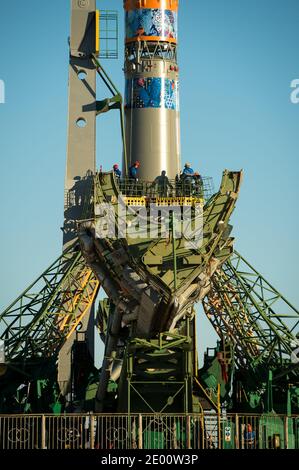 La fusée Soyouz TMA-11M, ornée du logo du Comité d'organisation olympique de Sotchi et d'autres œuvres d'art connexes, est vue après avoir été érigée sur le plateau de lancement, le mardi 5 novembre 2013, au Cosmodrome de Baikonour, au Kazakhstan. Le lancement de la fusée Soyuz est prévu pour novembre 7 et enverra le commandant de l'expédition 38, Mikhaïl Tyurin, de Roscosmos, l'ingénieur de vol Rick Mastracchio, de la NASA, et l'ingénieur de vol Koichi Wakata, de l'Agence japonaise d'exploration aérospatiale, pour une mission de six mois à bord de la Station spatiale internationale. Document photo par Bill Ingalls/NASA/CNP/A Banque D'Images