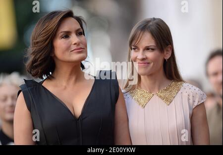 Les actrices Mariska Hargitay et Hilary Swank assistent à la cérémonie en l'honneur de Mariska Hargitay avec une étoile sur le Hollywood Walk of Fame le 8 novembre 2013 à Hollywood, Los Angeles, CA, Etats-Unis. La star a été placée à côté de celle de la mère actrice Jayne Mansfield de Hargitay. Photo de Lionel Hahn/ABACAPRESS.COM Banque D'Images