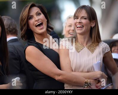 Les actrices Mariska Hargitay et Hilary Swank assistent à la cérémonie en l'honneur de Mariska Hargitay avec une étoile sur le Hollywood Walk of Fame le 8 novembre 2013 à Hollywood, Los Angeles, CA, Etats-Unis. La star a été placée à côté de celle de la mère actrice Jayne Mansfield de Hargitay. Photo de Lionel Hahn/ABACAPRESS.COM Banque D'Images