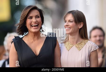 Les actrices Mariska Hargitay et Hilary Swank assistent à la cérémonie en l'honneur de Mariska Hargitay avec une étoile sur le Hollywood Walk of Fame le 8 novembre 2013 à Hollywood, Los Angeles, CA, Etats-Unis. La star a été placée à côté de celle de la mère actrice Jayne Mansfield de Hargitay. Photo de Lionel Hahn/ABACAPRESS.COM Banque D'Images