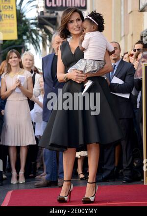 L'actrice Mariska Hargitay pose comme elle est honorée avec une étoile sur le Hollywood Walk of Fame le 8 novembre 2013 à Hollywood, Los Angeles, CA, Etats-Unis. La star a été placée à côté de celle de la mère actrice Jayne Mansfield de Hargitay. Photo de Lionel Hahn/ABACAPRESS.COM Banque D'Images