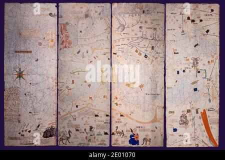 Valladolid, Espagne - 18 juillet 2020 : Atlas catalan, carte du monde médiéval créée en 1375. Reproduction au House Museum of Columbus, Valladolid, Espagne Banque D'Images
