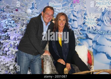 Jean-Pierre Pernaut et son épouse Nathalie Marquay assistent à la journée d'ouverture de Noël à Disneyland Resort Paris à Marne-la-Vallée, le 09 novembre 2013. Photo de Jerome Domine/ABACAPRESS.COM Banque D'Images