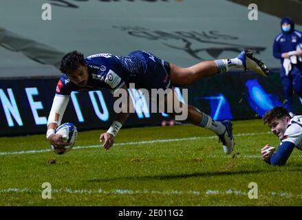 Solde l'aile Sharks Denny Solomona plonge pour marquer un Essayez pendant le match de la coupe des champions européens sale Sharks -V- Edinburgh Rugby à l'AJ Bell Stadi Banque D'Images