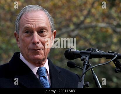 Photo du dossier - le maire Michael Bloomberg prend la parole lors de la cérémonie d'ouverture avant la parade de la fête des anciens combattants au monument Eternal Light à Madison Square Park à New York City, NY, États-Unis, le 11 novembre 2013. Mike (Michael) Bloomberg est officiellement entré dans la course présidentielle démocratique de 2020 dimanche. Alors que Bloomberg n'a pas encore fourni tous les détails de sa plateforme, sa course de 12 ans en tant que maire ainsi que la philanthropie active dans les causes politiques fournissent de bons indices. Photo de Dennis Van Tine/ABACAPRESS.COM Banque D'Images