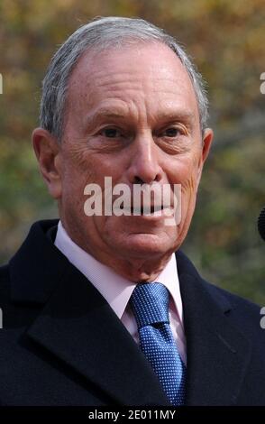 Photo du dossier - le maire Michael Bloomberg prend la parole lors de la cérémonie d'ouverture avant la parade de la fête des anciens combattants au monument Eternal Light à Madison Square Park à New York City, NY, États-Unis, le 11 novembre 2013. Mike (Michael) Bloomberg est officiellement entré dans la course présidentielle démocratique de 2020 dimanche. Alors que Bloomberg n'a pas encore fourni tous les détails de sa plateforme, sa course de 12 ans en tant que maire ainsi que la philanthropie active dans les causes politiques fournissent de bons indices. Photo de Dennis Van Tine/ABACAPRESS.COM Banque D'Images