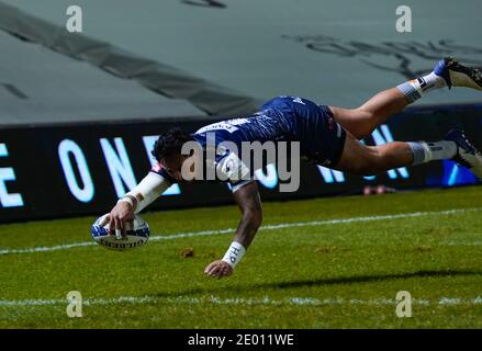 Solde l'aile Sharks Denny Solomona plonge pour marquer un Essayez pendant le match de la coupe des champions européens sale Sharks -V- Edinburgh Rugby à l'AJ Bell Stadi Banque D'Images