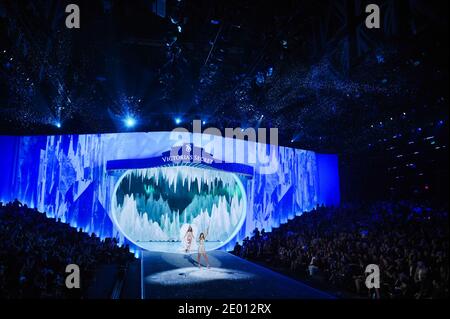 Taylor Swift se produit au Secret Fashion Show 2013 de Victoria à Lexington Avenue Armory le 13 novembre 2013 à New York City, NY, États-Unis. Photo de Lionel Hahn/ABACAPRESS.COM Banque D'Images