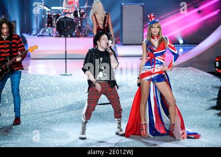 Taylor Swift se produit au Secret Fashion Show 2013 de Victoria à Lexington Avenue Armory le 13 novembre 2013 à New York City, NY, États-Unis. Photo de Lionel Hahn/ABACAPRESS.COM Banque D'Images