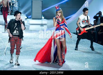 Taylor Swift se produit au Secret Fashion Show 2013 de Victoria à Lexington Avenue Armory le 13 novembre 2013 à New York City, NY, États-Unis. Photo de Lionel Hahn/ABACAPRESS.COM Banque D'Images