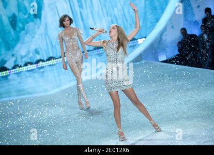 Taylor Swift se produit au Secret Fashion Show 2013 de Victoria à Lexington Avenue Armory le 13 novembre 2013 à New York City, NY, États-Unis. Photo de Lionel Hahn/ABACAPRESS.COM Banque D'Images